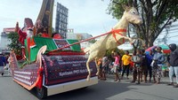 Sejumlah warga turut menyaksikan aksi para santa claus yang mengelilingi jalanan di kota Sorong. Saat memasuki bulan desember, masyarakat Kota Sorong mengadakan Karnaval Santa Claus.