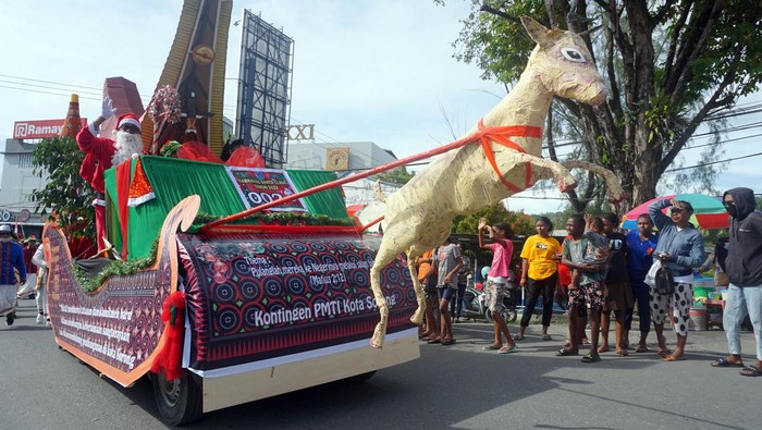 Peserta karnaval Santa Claus mengendarai sepeda motor di Jalan Ahmad Yani, Kota Sorong, Papua Barat, Kamis (1/12/2022). Pemerintah Kota Sorong mencanangkan awal bulan Desember sebagai Bulan Natal yang diawali dengan karnaval Santa Claus agar masyarakat menyambut suka cita Natal dengan kasih sayang dan kedamaian. ANTARA FOTO/Olha Mulalinda/rwa.