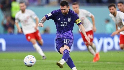 DOHA, QATAR - NOVEMBER 30: Lionel Messi of Argentina takes a penalty kick during the FIFA World Cup Qatar 2022 Group C match between Poland and Argentina at Stadium 974 on November 30, 2022 in Doha, Qatar. (Photo by Pawel Andrachiewicz/PressFocus/MB Media/Getty Images)