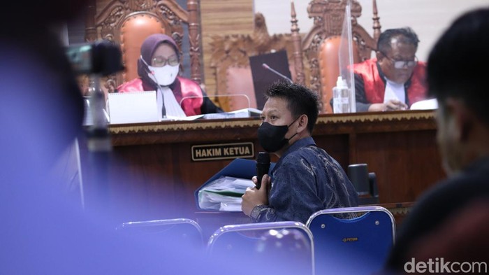 Mualimin Dosen Agama Unila memberikan kesaksian dalam persidangan (Tommy/detikSumut)