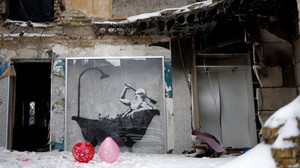 Banksy selalu identik dengan mural siluet hitam maupun hitam-putih dengan banyak isu kemanusiaan, sosial, dan politik yang terjadi di dunia.  Foto: Getty Images/Jeff J Mitchell