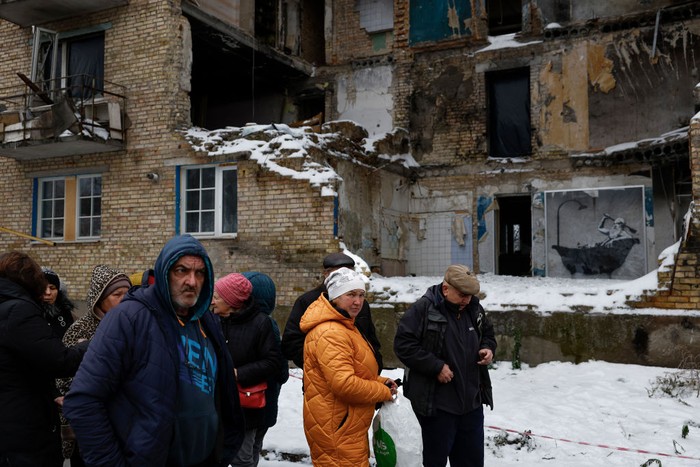 Mural Banksy Muncul Lagi di Ukraina HORENKA, UKRAINE - NOVEMBER 22: A view from Lidiya Panchyshyna, 45 destroyed apartment building where graffiti artist Banksy has made a picture on November 22, 2022 in Horenka, Ukraine. The elusive British artist posted a video to Instagram last week that suggested he's behind the spray-painted artworks that have appeared across the Ukrainian capital this month. (Photo by Jeff J Mitchell/Getty Images)