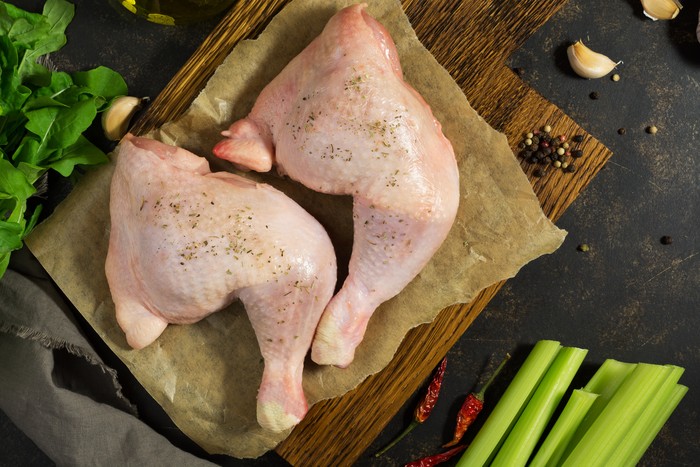 Paha ayam untuk paha ayam panggang.