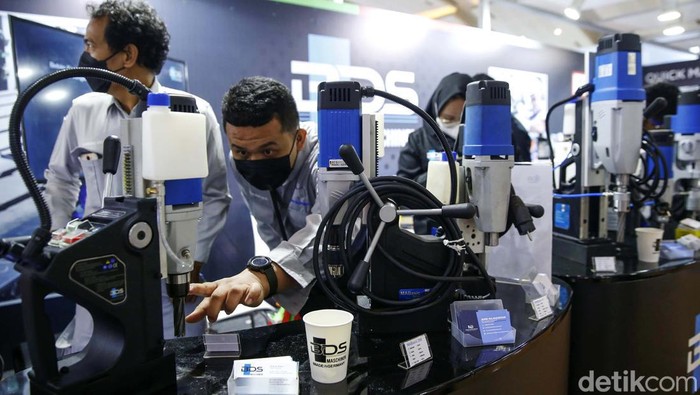 Sejumlah pengunjung melihat-lihat stand di ajang Manufacturing Expo 2022 yang berlangsung di JIEXPO, Kemayoran, Jakarta, Kamis (1/12/2022).  PT Pamerindo Indonesia (Pamerindo) menggelar pameran ke-31 Manufacturing Indonesia 2022 yang mengangkat tema solusi keberlanjutan untuk Industri Manufaktur.
