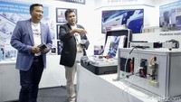 Kristo Kenmart, Managing Director Bosch Rexroth di Indonesia (kiri) bersama Adnan Maslianto Subekti, Strategic Marketing Manager Bosch Rexroth di Indonesia, tengah berbincang di booth Bosch Rexroth. 