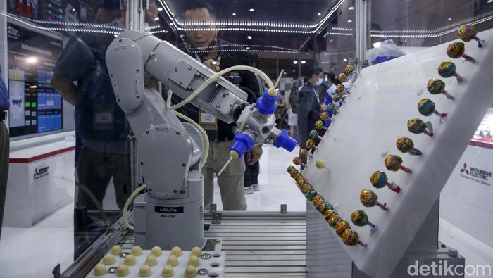 Sejumlah pengunjung melihat-lihat stand di ajang Manufacturing Expo 2022 yang berlangsung di JIEXPO, Kemayoran, Jakarta, Kamis (1/12/2022).  PT Pamerindo Indonesia (Pamerindo) menggelar pameran ke-31 Manufacturing Indonesia 2022 yang mengangkat tema solusi keberlanjutan untuk Industri Manufaktur.