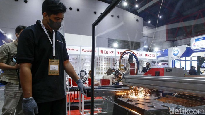 Sejumlah pengunjung melihat-lihat stand di ajang Manufacturing Expo 2022 yang berlangsung di JIEXPO, Kemayoran, Jakarta, Kamis (1/12/2022).  PT Pamerindo Indonesia (Pamerindo) menggelar pameran ke-31 Manufacturing Indonesia 2022 yang mengangkat tema solusi keberlanjutan untuk Industri Manufaktur.