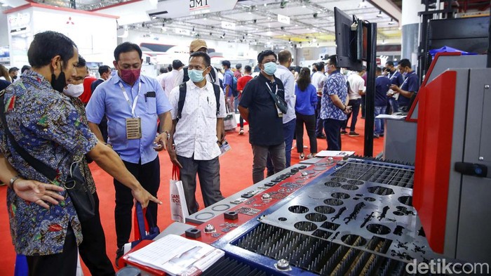 Pameran Manufacturing Expo 2022 Sejumlah pengunjung melihat-lihat stand di ajang Manufacturing Expo 2022 yang berlangsung di JIEXPO, Kemayoran, Jakarta, Kamis (1/12/2022). PT Pamerindo Indonesia (Pamerindo) menggelar pameran ke-31 Manufacturing Indonesia 2022 yang mengangkat tema solusi keberlanjutan untuk Industri Manufaktur.