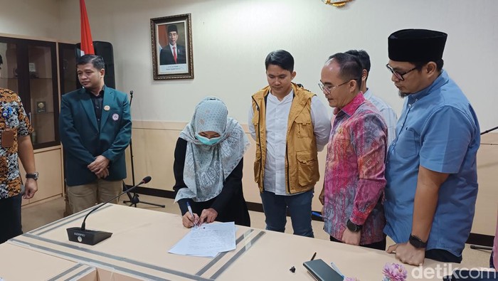 Para pihak perwakilan bidan Nunung dan dokter Aisiyah didampingi Komisi V sepakat berdamai (Foto: Bahtiar Rifai/Detikcom)
