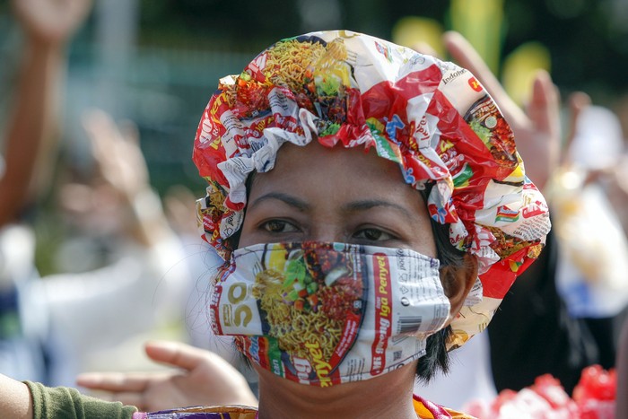 Sejumlah warga mengenakan busana berbahan sampah yang didaur ulang saat parade di halaman kantor Pemkab Bogor, Jawa Barat, Kamis (1/12/2022).