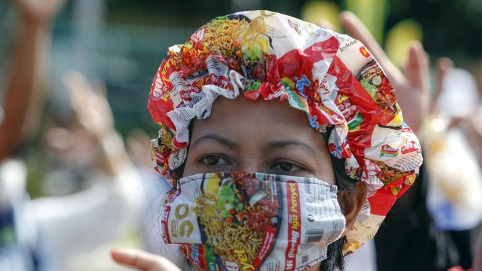Parade Busana Sampah Daur Ulang Sejumlah warga mengenakan busana berbahan sampah yang didaur ulang saat parade di halaman kantor Pemkab Bogor, Jawa Barat, Kamis (1/12/2022).