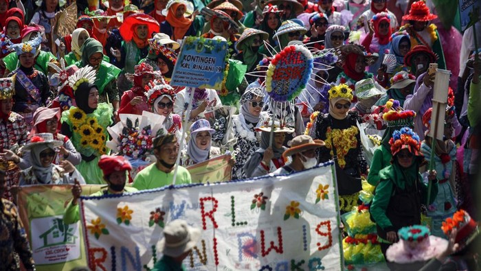 Parade Busana Sampah Daur Ulang Sejumlah warga mengenakan busana berbahan sampah yang didaur ulang saat parade di halaman kantor Pemkab Bogor, Jawa Barat, Kamis (1/12/2022).