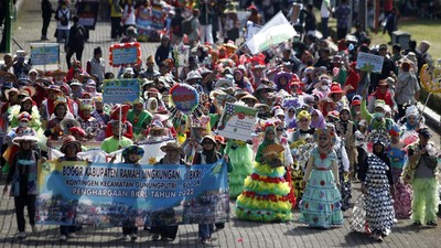 Antusias Warga Pakai Busana Daur Ulang Sampah saat Parade di Bogor