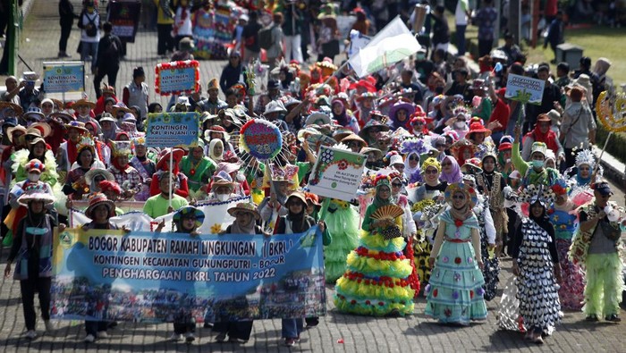 Parade Busana Sampah Daur Ulang Sejumlah warga mengenakan busana berbahan sampah yang didaur ulang saat parade di halaman kantor Pemkab Bogor, Jawa Barat, Kamis (1/12/2022).