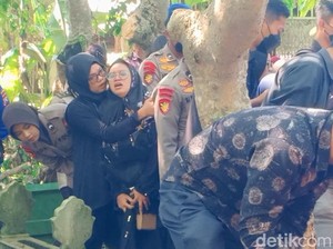 Pemakaman Haru Kru Helikopter Polri Jatuh Asal Magetan
