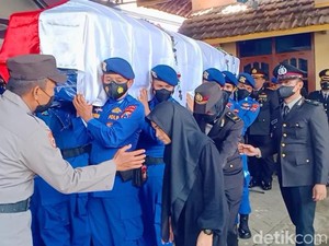 Tradisi Brobosan Iringi Keberangkatan Jenazah Kru Heli Polri ke Pemakaman