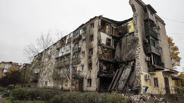 Pemandangan bangunan yang runtuh sebagian di kota Bakhmut, tempat konflik paling kejam terjadi di Ukraina pada 27 Oktober 2022. Ledakan besar terdengar di pusat kota Bakhmut, tempat pesawat tempur terbang rendah dan tentara Ukraina serta Rusia menggunakan sistem artileri , tank dan senjata lainnya. (Metin Aktas/Anadolu Agency via Getty Images)