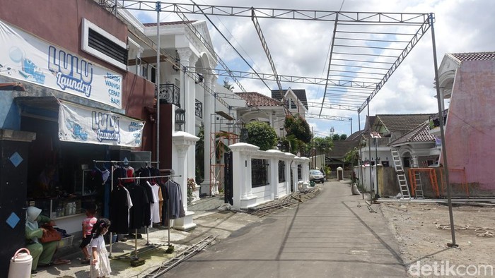 Pemasangan tenda untuk acara pernikahan Kaesang-Erina di kediaman calon besan Presiden Jokowi di Purwosari, Mlati, Depok, Sleman, Kamis (1/12/2022).
