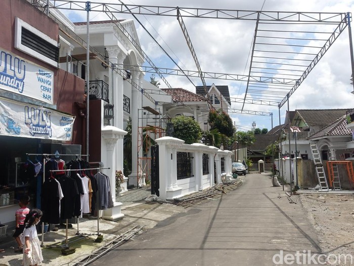 Pemasangan tenda untuk acara pernikahan Kaesang-Erina di kediaman calon besan Presiden Jokowi di Purwosari, Mlati, Depok, Sleman, Kamis (1/12/2022).