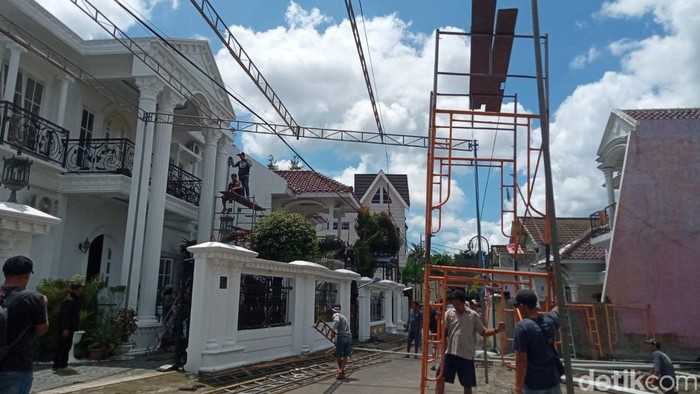 Pemasangan tenda untuk acara pernikahan Kaesang-Erina di kediaman calon besan Presiden Jokowi di Purwosari, Mlati, Depok, Sleman, Kamis (1/12/2022).