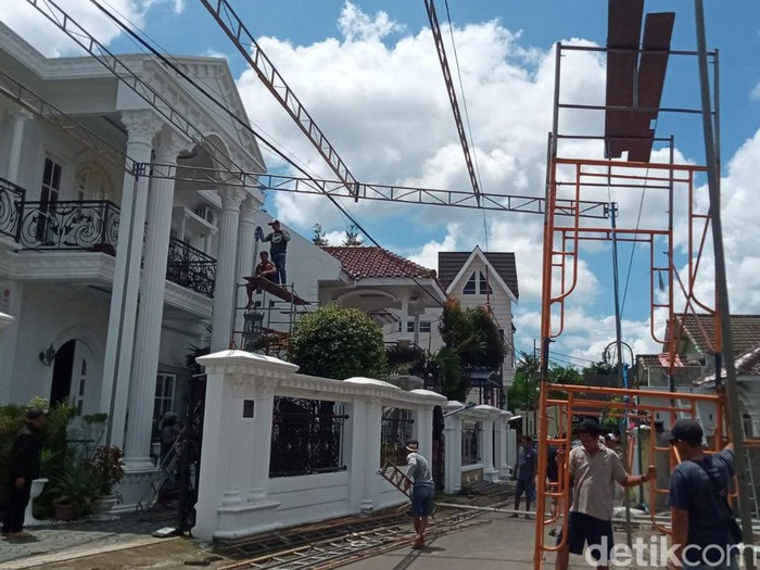Pemasangan tenda untuk acara pernikahan Kaesang-Erina di kediaman calon besan Presiden Jokowi di Purwosari, Mlati, Depok, Sleman, Kamis (1/12/2022).