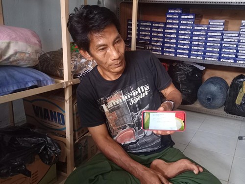 Ahmad Sohrawardi salah satu korban penipuan biro umrah asal Karangasem saat menunjukan bukti pembayaran