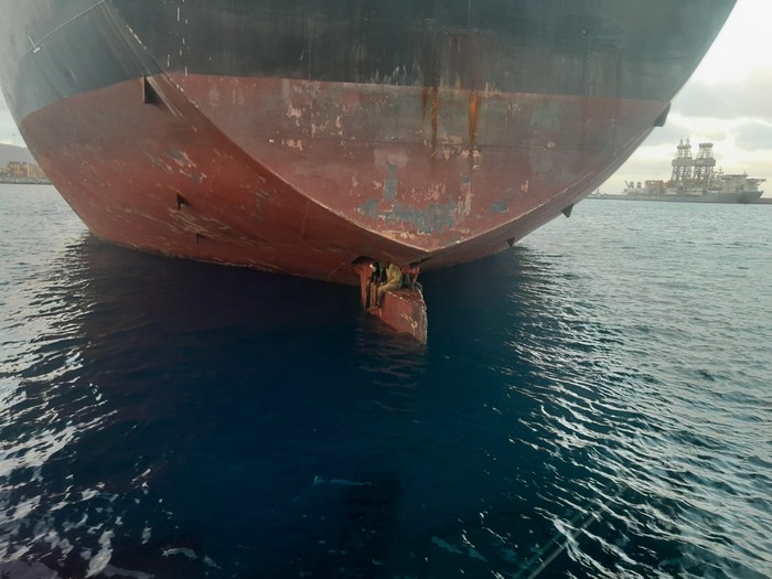 Penumpang gelap kapal tanker berlayar 11 hari di daun kemudi kapal