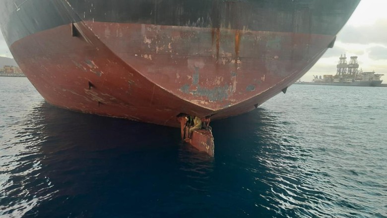 Penumpang gelap kapal tanker berlayar 11 hari di daun kemudi kapal Penumpang gelap kapal tanker berlayar 11 hari di daun kemudi kapal