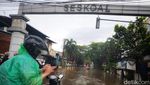 Perempatan Seskoal Jaksel Tergenang, Pemotor Ramai-ramai Tuntun Kendaraan