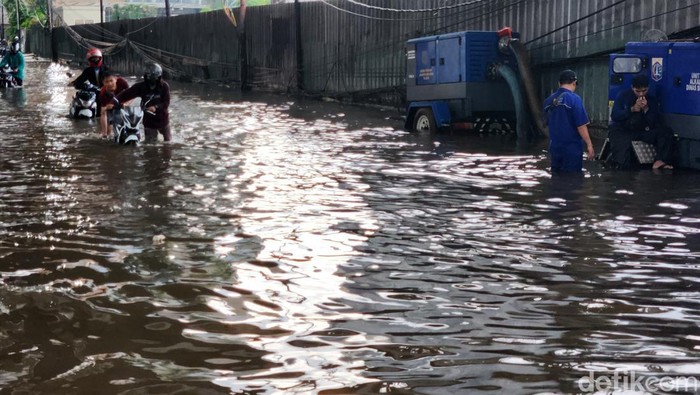 Perempatan Seskoal Jakarta Selatan Banjir, Pemotor Ramai-ramai Tuntun Kendaraan Hujan deras yang mengguyur Jakarta sejak sore membuat sejumlah kawasan tergenang hingga banjir. Salah satunya di perempatan Seskoal, Cipulir, Jaksel.