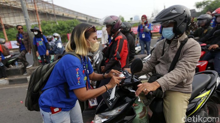 Hari AIDS Sedunia diperingati setiap tanggal 1 Desember. Peringatan Hari AIDS bertujuan untuk edukasi serta kewaspadaan tentang penyakit HIV/AIDS.