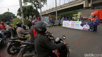Petugas Dinas Kesehatan dan warga membentangkan spanduk saat peringatan Hari AIDS sedunia di Jalan Jenderal Ahmad Yani, Bekasi, Jawa Barat, Kamis (1/12/2022).