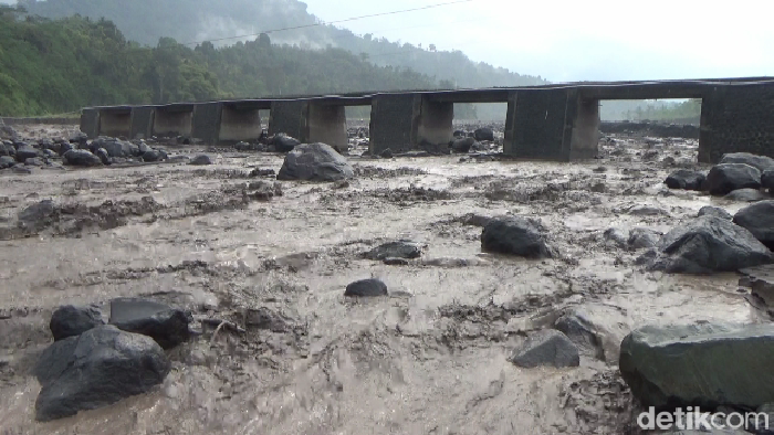 Banjir lahar termasuk jenis bencana alam yang merupakan campuran air hujan dengan lahar yang berasal dari gunung api aktif. Simak serba-serbi banjir lahar.