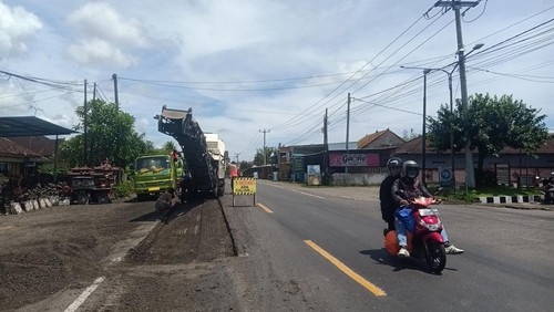 Petugas BPJN Jawa Timur-Bali melakukan survei jalan menggunakan alat Falling Weight Deflectometer (FWD), Rabu (30/11/2022). (I Putu Adi Budiastrawan/DetikBali).