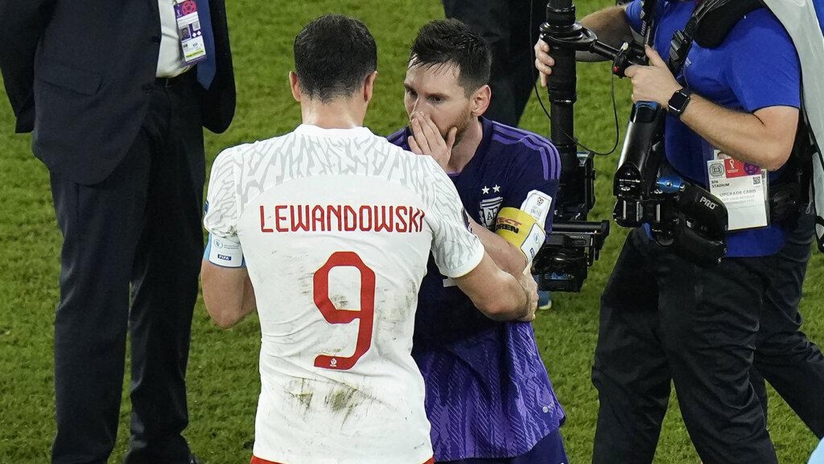 Robert Lewandowski dan Lionel Messi di Piala Dunia 2022 Qatar tahun lalu. (Foto: AP/Hassan Ammar)