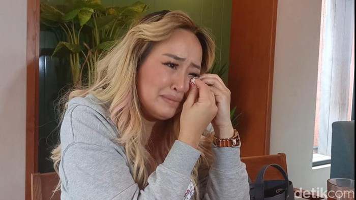 Pinkan Mambo nangis dan minta maaf.