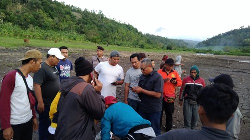 Polisi dan warga saat melakukan evakuasi terhadap teman korban Putu Arta Wiguna (23) yang ikut memasang jaring di Bendungan Titab, Desa Titab, Kecamatan Busungbiu, Kabupaten Buleleng, Bali.