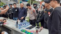 Kapolres Metro Jakarta Utara Kombes Wibowo mengatakan sejumlah warga menembakkan petasan ke udara ketika anggota datang ke lokasi. Petasan itu ditembakkan ke udara sebagai kode karena polisi mendatangi wilayah yang kerap menjadi lokasi peredaran narkoba itu. (dok Polres Jakut)
