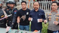 Setelah kita terjunkan personel yang cukup kita amankan 6 orang. (Barang bukti) narkoba semua dengan barang bukti 116,97 gram sabu, jelas Wibowo. (dok Polres Jakut)