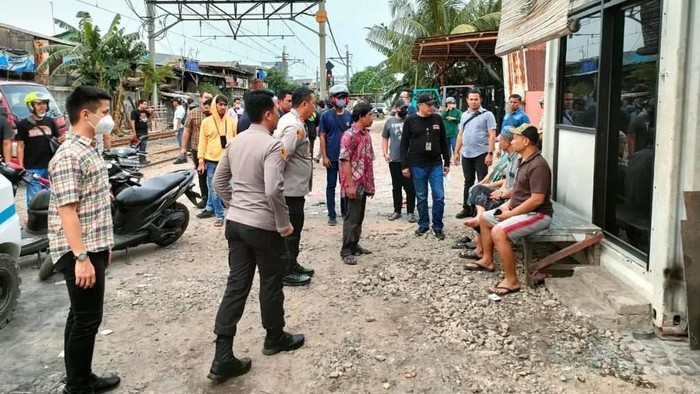 Polisi kembali menggerebek Kampung Bahari, Tanjung Priok, Jakut. Polisi mendapat perlawanan karena jaringan pelaku tembakkan petasan. (dok Polres Jakut)
