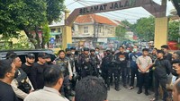 Jadi ini caranya sama seperti dulu. Kalau ada kegiatan kepolisian terkait penegakan hukum narkoba biasanya mereka melakukan perlawanan kelompok mereka dengan kode melemparkan petasan, kata Wibowo (dok Polres Jakut)
