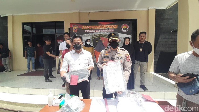 Polisi memperlihatkan barang bukti penipuan investasi bodong di Tasikmalaya
