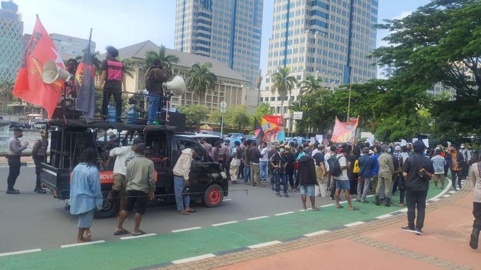 Polisi mengamankan demo soal Papua di Bundaran Patung Kuda Monas Jakpus (Instagram @tmcpoldametro)