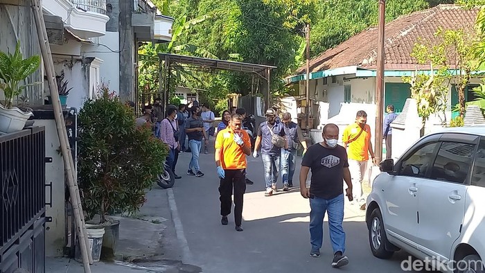 Polisi menggeledah rumah terduga teroris di Cemani, Sukoharjo, Kamis (1/1/2/2022).