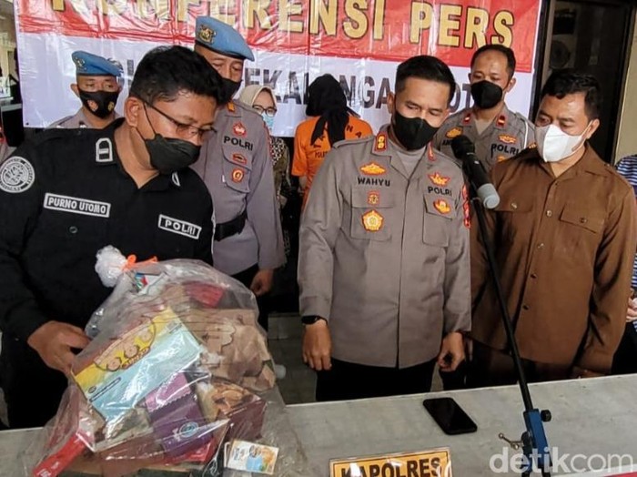 Polisi menunjukkan barang bukti berupa karung dan kardus-kardus bekas susu yang dipakai untuk menaruh bayi lelaki di semak-semak tepi jalan Kota Pekalongan, Kamis (1/12/2022).