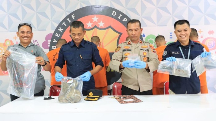 Polisi merilis pengungkapan kasus penggelapan mutiara di Barru, Sulsel.