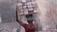 Tak hanya berat, namun para buruh tersebut terpaksa harus mengambil resiko menghirup asap dan debu saat bekerja.