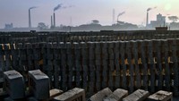Tumpukkan batu bata yang tersusun di lapangan batu bata di Kota Dhaka, Bangladesh, Rabu (30/11/2022).