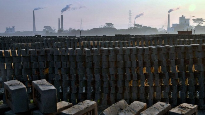 Potret Kerja Keras Buruh Batu Bata di Bangladesh
