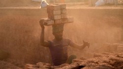 Potret Kerja Keras Buruh Batu Bata di Bangladesh